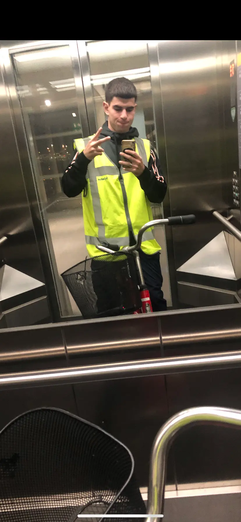 Álvaro Nortes trabajando como repartidor